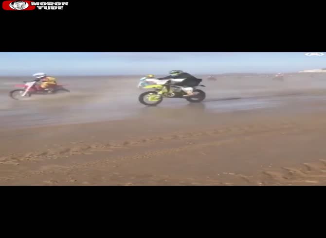 Video :Unfortunately, he breaks down and must dodge hundreds of motorcycles traveling at 100 km-h!